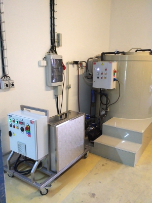 METAFO, spol. s r.o., pracovi&scaron;tě před&uacute;pravy povrchu pomoc&iacute; vysokotlak&eacute;ho agreg&aacute;tu, dod&aacute;n&iacute; recyklačn&iacute; n&aacute;drže odma&scaron;těn&iacute;