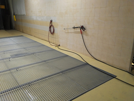 METAFO, spol. s r.o., pracovi&scaron;tě před&uacute;pravy povrchu pomoc&iacute; vysokotlak&eacute;ho agreg&aacute;tu, dod&aacute;n&iacute; recyklačn&iacute; n&aacute;drže odma&scaron;těn&iacute;