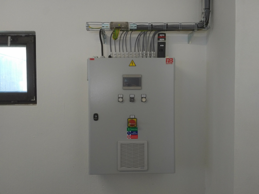 Pracovi&scaron;tě pro nan&aacute;&scaron;en&iacute; kapaln&yacute;ch n&aacute;těrov&yacute;ch hmot s př&iacute;vodn&iacute; jednotkou