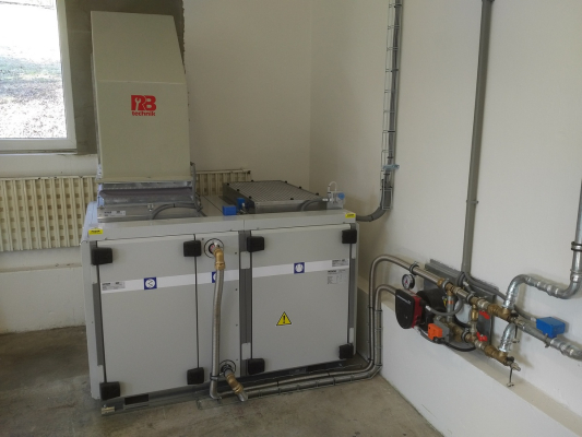 Pracovi&scaron;tě pro nan&aacute;&scaron;en&iacute; kapaln&yacute;ch n&aacute;těrov&yacute;ch hmot s př&iacute;vodn&iacute; jednotkou