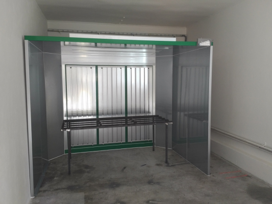 Pracovi&scaron;tě pro nan&aacute;&scaron;en&iacute; kapaln&yacute;ch n&aacute;těrov&yacute;ch hmot s př&iacute;vodn&iacute; jednotkou