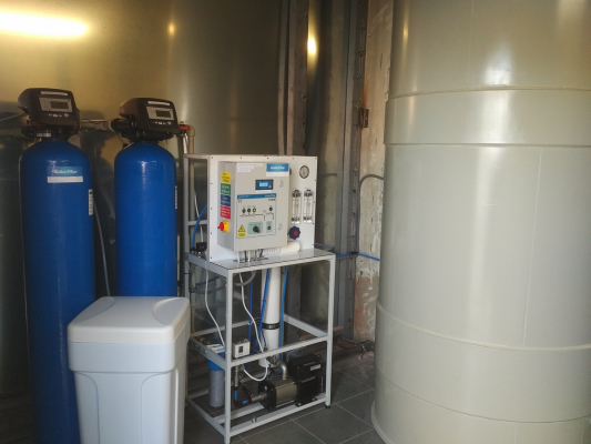 Instalace demistanice do automatick&eacute; linky nan&aacute;&scaron;en&iacute; pr&aacute;&scaron;kov&yacute;ch plastů