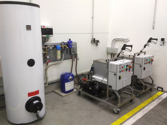 Dva vysokotlak&eacute;  agreg&aacute;ty RB-30E s nastavov&aacute;n&iacute;m pracovn&iacute;ho tlaku na pistoli s d&aacute;lkovou spou&scaron;t&iacute;