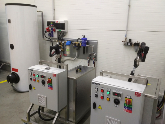 Dva vysokotlak&eacute;  agreg&aacute;ty RB-30E s nastavov&aacute;n&iacute;m pracovn&iacute;ho tlaku na pistoli s d&aacute;lkovou spou&scaron;t&iacute;