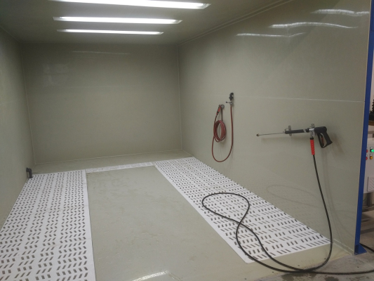 Technologie vysokotlak&eacute;ho odma&scaron;těn&iacute; (před&uacute;prava povrchu před lakov&aacute;n&iacute;m)