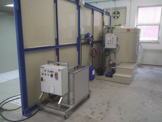 Technologie vysokotlak&eacute;ho odma&scaron;těn&iacute; (před&uacute;prava povrchu před lakov&aacute;n&iacute;m)