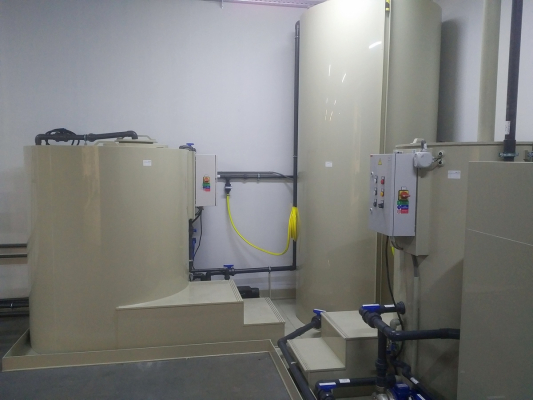 Recyklace fosf&aacute;tovac&iacute; l&aacute;zně s neutralizačn&iacute; stanic&iacute; a vysokotlak&yacute; agreg&aacute;t s elektrick&yacute;m ohřevem RB-30E