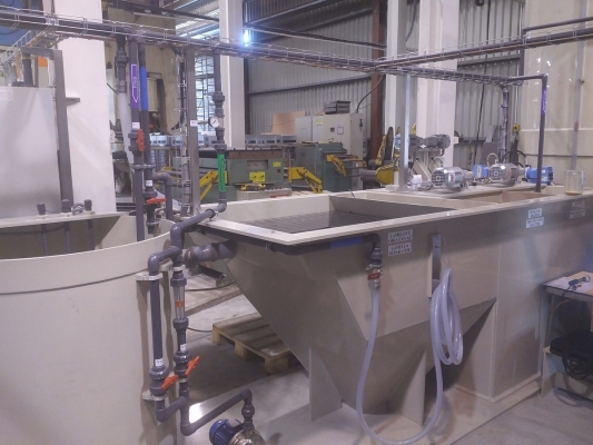 průtočn&aacute; neutralizačn&iacute; stanice k automatick&eacute; lince před&uacute;pravy povrchu, reverzn&iacute; osm&oacute;za