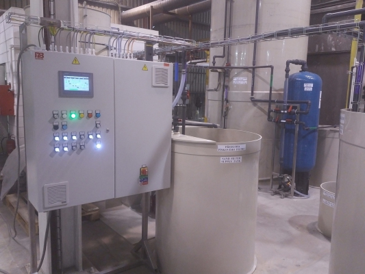 průtočn&aacute; neutralizačn&iacute; stanice k automatick&eacute; lince před&uacute;pravy povrchu, reverzn&iacute; osm&oacute;za