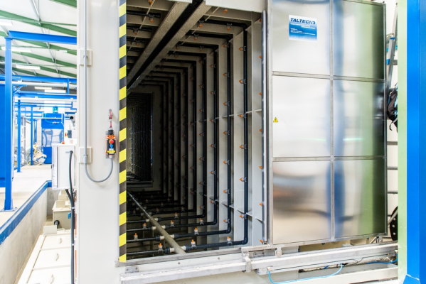 ELITEX Nepomuk a.s. - automatick&yacute; taktovan&yacute; odma&scaron;ťovac&iacute; stroj do linky pro nan&aacute;&scaron;en&iacute; pr&aacute;&scaron;kov&eacute;ho plastu 