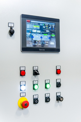 ELITEX Nepomuk a.s. - automatick&yacute; taktovan&yacute; odma&scaron;ťovac&iacute; stroj do linky pro nan&aacute;&scaron;en&iacute; pr&aacute;&scaron;kov&eacute;ho plastu 