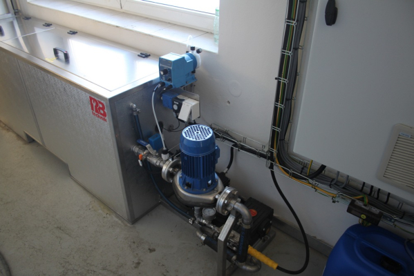 Před&uacute;prava povrchu pomoc&iacute; vysokotlak&eacute;ho agreg&aacute;tu s plynov&yacute;m ohřevem v JP-PROLAK, spol. s r.o. (Opatov)