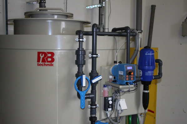 Před&uacute;prava povrchu pomoc&iacute; vysokotlak&eacute;ho agreg&aacute;tu s plynov&yacute;m ohřevem v JP-PROLAK, spol. s r.o. (Opatov)