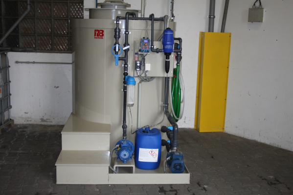 Před&uacute;prava povrchu pomoc&iacute; vysokotlak&eacute;ho agreg&aacute;tu s plynov&yacute;m ohřevem v JP-PROLAK, spol. s r.o. (Opatov)