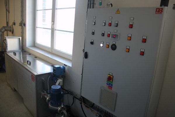 Před&uacute;prava povrchu pomoc&iacute; vysokotlak&eacute;ho agreg&aacute;tu s plynov&yacute;m ohřevem v JP-PROLAK, spol. s r.o. (Opatov)